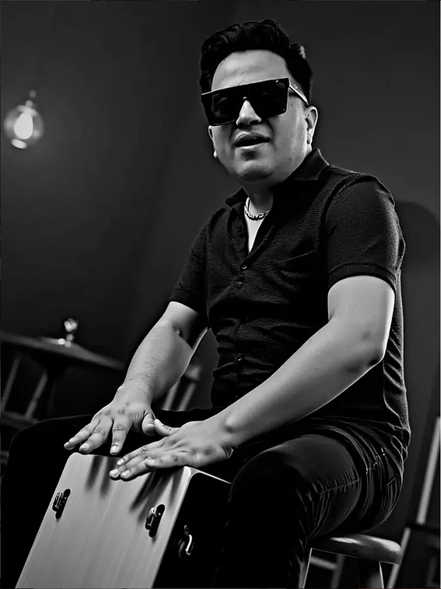 Retrato en blanco y negro tocando cajón