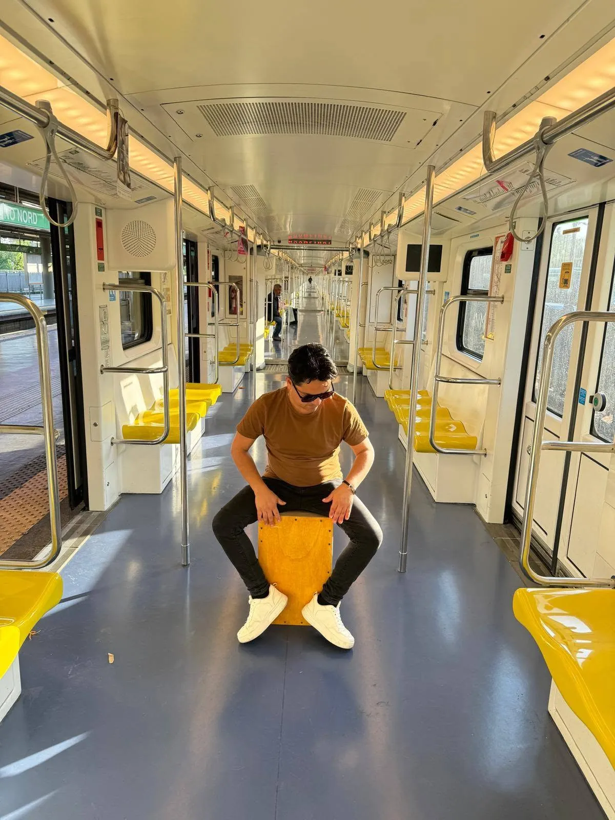 Tocando cajón peruano en el metro de Milán