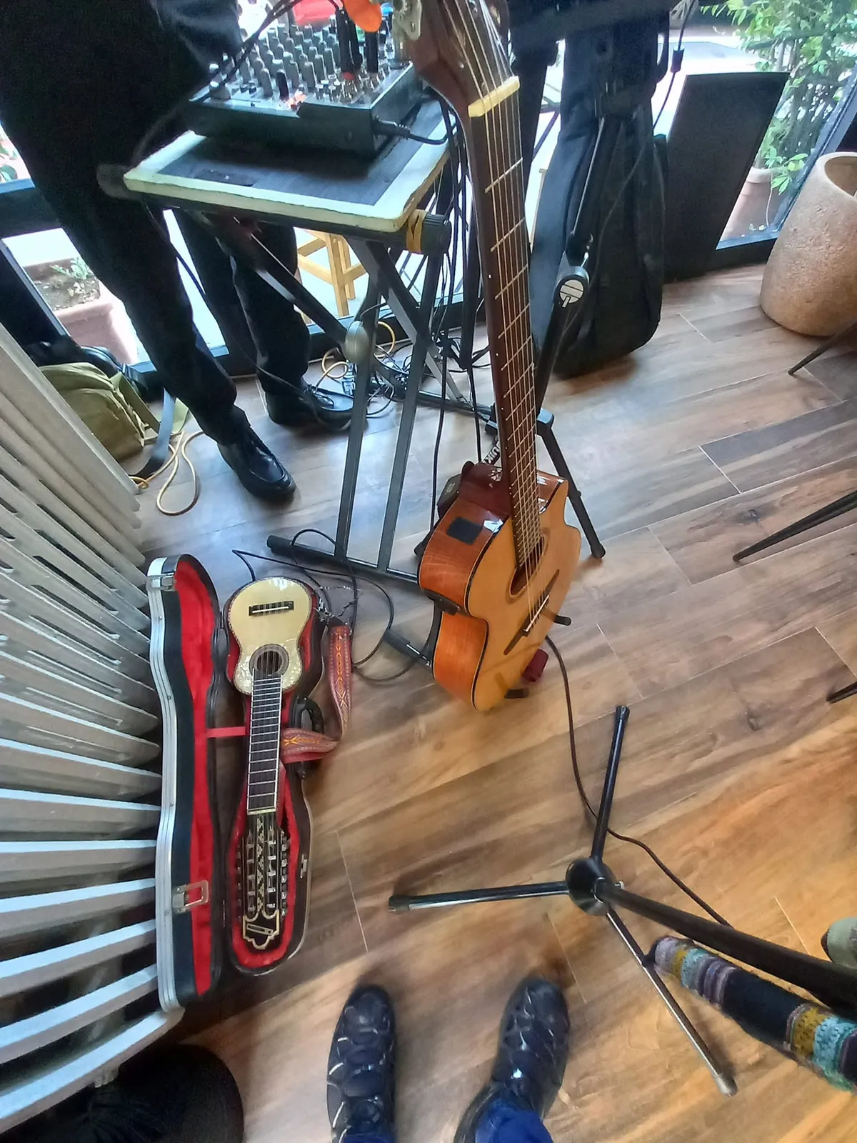 Instrumentos andinos y guitarras listos antes de una presentación en vivo