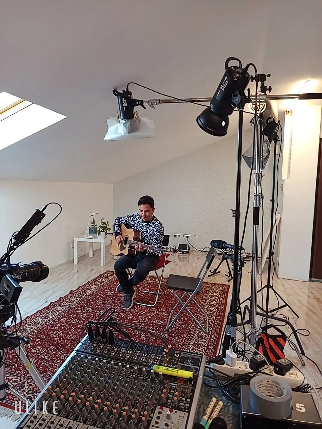 Jonathan Cachay tocando guitarra durante una sesión de grabación en estudio