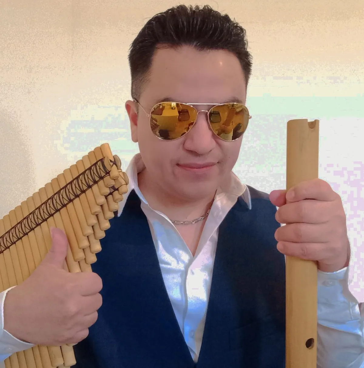 Retrato de Jonathan Cachay con quena y zampoña